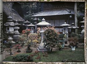 Image représentant Collections de lanternes et de bonsaïs entre pagode et laiterie, à l'entrée du " village japonais "