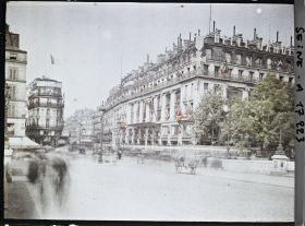 Image représentant La Samaritaine et la rue du Pont-Neuf décorées pour les fêtes de la Victoire des 13 et 14 juillet 1919