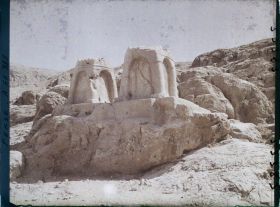 Image représentant Aménagements funéraires (autels du feu ? ostothèques ?) pour le culte d'Ahura Mazda, dominant le Kuh-e Hussein