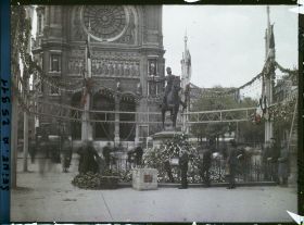 Image représentant Statue décorée pour la fête Jeanne d'Arc devant l'église Saint-Augustin