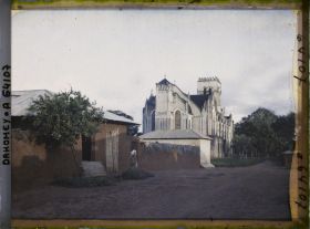 Image représentant La cathédrale, actuelle basilique de l'Immaculée-Conception, au soleil couchant