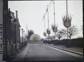 Image représentant Installation pour la souscription à l'emprunt national au Louvre, devant le pavillon des Etats et l'aile de Flore