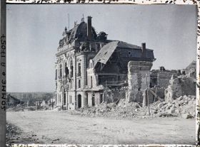 Image représentant France, Montdidier, L'Hôtel de Ville et ruines