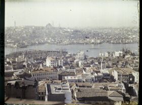 Image représentant La Corne d'Or, vue depuis le haut de la tour de Galata (rive gauche, nord) vers la Suleymaniye Camii