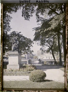 Image représentant La statue de Jean-Jacques Rousseau sur l'île Rousseau
