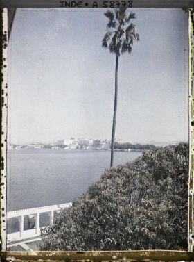 Image représentant Lac Pichola et, à l'arrière-plan, le palais de la Cité (Raj Mahal)