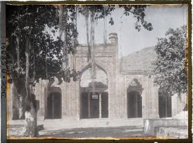 Image représentant La façade de grès rouge de la mosquée Adhai Din Ka Jhompra