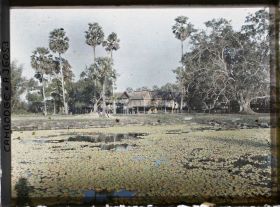 Image représentant Un édifice de la bonzerie, vu du bassin bordant le côté nord de la " grande chaussée "
