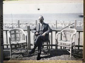 Image représentant Diplomate assis à une terrasse