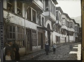 Image représentant Habitants d'une rue bordée de maisons à encorbellements