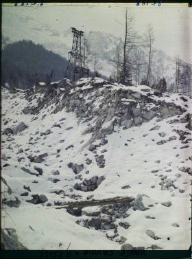 Image représentant France Les Alpes, Glacier des Bossons : Torrent des Pèlerins, Pylône du Chin de fer aérien, dans le fond, Montagne de la Côte et le Goûter