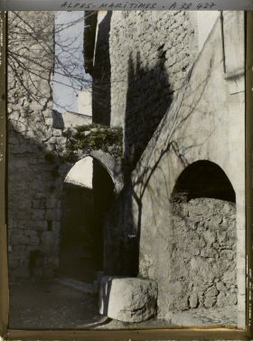 Image représentant Les restes de l'enceinte du Moyen-Age