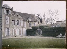 Image représentant Dans la cour du château de Mondement