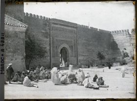 Image représentant Le marché aux peaux de moutons près de la porte bâb Jemâa en-Nouar (" porte de la mosquée des Fleurs ")