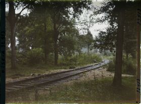 Image représentant Carrefour de l'armistice, autre aspect de la voie à l'emplacement du train du maréchal (Foch)