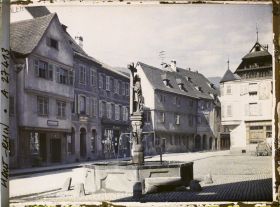 Image représentant France, Kaysersberg, La Place de l'Eglise et la vieille fontaine