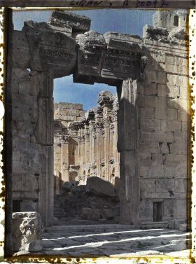 Image représentant Vue externe du portail d'entrée de la Cella du temple dit de Bacchus