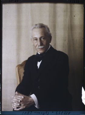 Image représentant Monsieur  https://musee-albert-kahn.s-museum.fr/home/NWQ2OTAwYzNmYjZlZTk1ZWQwODJmMjY4L2dlbmVyaWMtbm90aWNlLXRhYi9hdXRob3JpdHkvNjE3YTc5ZjVjZjhiODk2OGIzMzM3ZDIx/5d6900c3fb6ee95ed082f268/generic-notice-tab/authority/617a79ebcf8b8968b3337260 Sylvain Lévi