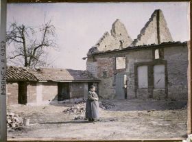 Image représentant Mme Lalire dans la cour de sa maison