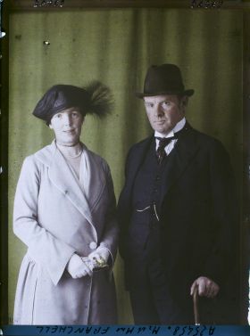 Image représentant https://musee-albert-kahn.s-museum.fr/home/NWQ2OTAwYzNmYjZlZTk1ZWQwODJmMjY4L2dlbmVyaWMtbm90aWNlLXRhYi9hdXRob3JpdHkvNjE3YTc5ZjVjZjhiODk2OGIzMzM3ZDIx/5d6900c3fb6ee95ed082f268/generic-notice-tab/authority/617a79ebcf8b8968b3336d67 Monsieur Franchell et  https://musee-albert-kahn.s-museum.fr/home/NWQ2OTAwYzNmYjZlZTk1ZWQwODJmMjY4L2dlbmVyaWMtbm90aWNlLXRhYi9hdXRob3JpdHkvNjE3YTc5ZjVjZjhiODk2OGIzMzM3ZDIx/5d6900c3fb6ee95ed082f268/generic-notice-tab/authority/617a79ebcf8b8968b3336d68 son épouse