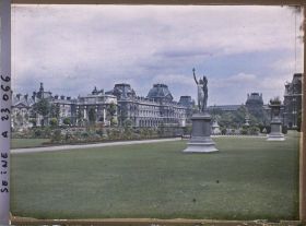 Image représentant Le Louvre et l'Arc de Triomphe du Carrousel vus des Tuileries