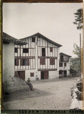 Image représentant France, Bas Cambo, Dans le Village : Vieilles Maisons (avec fillette Basquaise (Hélène Amestoy)