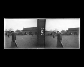 Image représentant Un fonctionnaire traverse Xichanganjie ("rue Ouest de la Paix Éternelle")