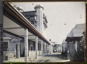 Image représentant L'Exposition des arts décoratifs, Galeries des sections étrangères. A gauche la tour de Bourgogne, à droite le Pavillon Ruhlmann