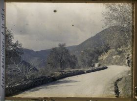 Image représentant Route dans un paysage de petite montagne