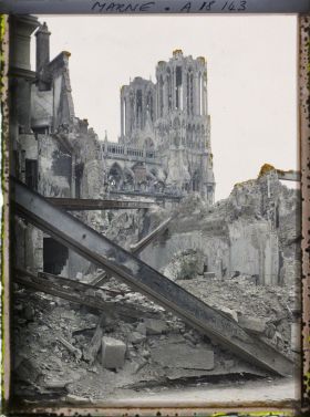 Image représentant France, Reims, La Cathédrale vue de la rue Carnot