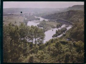 Image représentant France, Beynac, Vue prise de la terrasse du chateau îles la Dordogne aval chêne à gauche