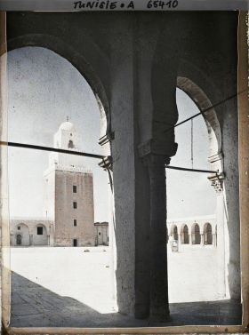 Image représentant La cour, le minaret et la colonnade orientale de la Grande Mosquée dans la médina