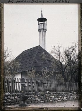Image représentant Sur l'autre rive du Rzav, mosquée et minaret de bois