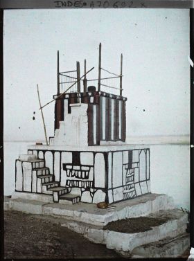 Image représentant Autel surmonté d'un lingam au bord du Gange