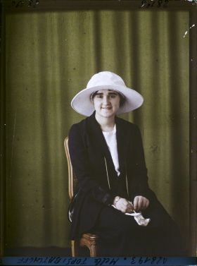 Image représentant https://musee-albert-kahn.s-museum.fr/home/NWQ2OTAwYzNmYjZlZTk1ZWQwODJmMjY4L2dlbmVyaWMtbm90aWNlLXRhYi9hdXRob3JpdHkvNjE3YTc5ZjVjZjhiODk2OGIzMzM3ZDIx/5d6900c3fb6ee95ed082f268/generic-notice-tab/authority/617a79ebcf8b8968b33378cb Mademoiselle Topsibatcheff