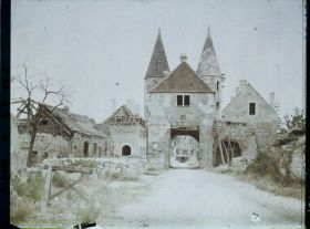 Image représentant France, Longpont, Porte fortifiée de l'enceinte du Village façade extérieure