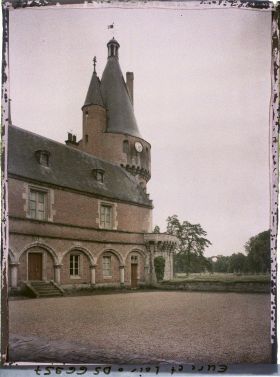 Image représentant La façade sur la cour d'honneur de l'aile Renaissance du château et la tour en poivrière