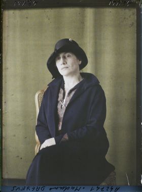 Image représentant https://musee-albert-kahn.s-museum.fr/home/NWQ2OTAwYzNmYjZlZTk1ZWQwODJmMjY4L2dlbmVyaWMtbm90aWNlLXRhYi9hdXRob3JpdHkvNjE3YTc5ZjVjZjhiODk2OGIzMzM3ZDIx/5d6900c3fb6ee95ed082f268/generic-notice-tab/authority/617a79ebcf8b8968b3336bde Madame Dreyfus