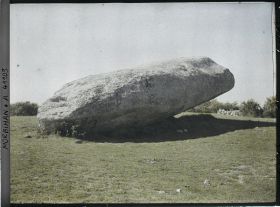 Image représentant Le plus gros des quatre morceaux du Grand Menhir brisé