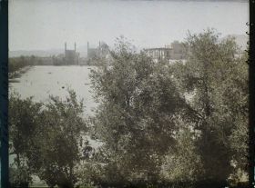 Image représentant La place Naghsh-e Jahan ou Meydan-i-Chah (place Royale), vers la mosquée du Chah au sud et le palais d'Ali Qapu à l'ouest