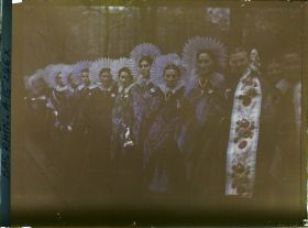 Image représentant France Alsace, Strasbourg, Villageoises de Krantergesheim, les 2 Costumes rubans pour tous les Dimanches.