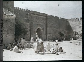 Image représentant Le marché aux peaux de moutons près de la porte bâb Jemâa en-Nouar (" porte de la mosquée des Fleurs ")