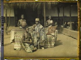 Image représentant Le roi Tôli entouré de ses femmes