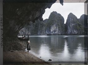 Image représentant Une jeune fille se coiffant au bord de l'eau dans le Cirque de la Surprise