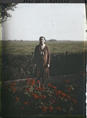 Image représentant Jeune femme dans un jardin