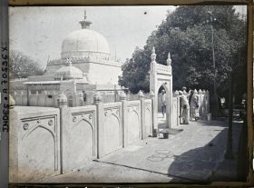 Image représentant Une cour près du mausolée du saint musulman Khaja-ud-Din Chishti dans le dargâh Sharif