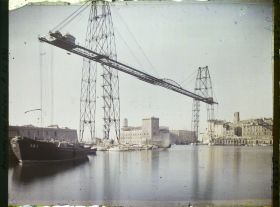 Image représentant Le pont transbordeur, au fond le fort Saint-Jean