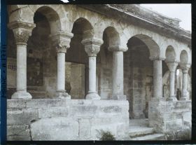 Image représentant Cauroy, Les Colonnes du Cloître (Détail)