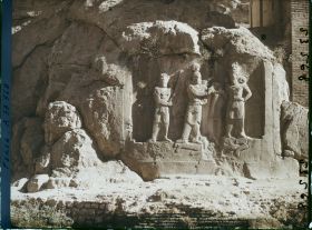 Image représentant A droite des grottes, haut-relief représentant l'investiture d'Ardashir II par Mithra et Ahura Mazda