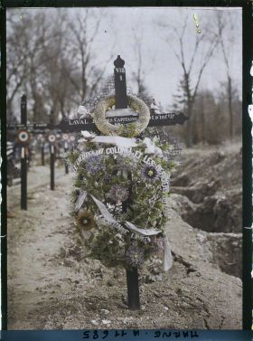 Image représentant France, Reims, Une tombe d'officier tué récemment devant Reims